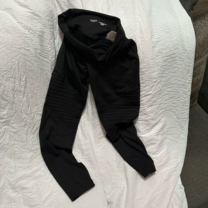 Black leggings that has embroidered lines